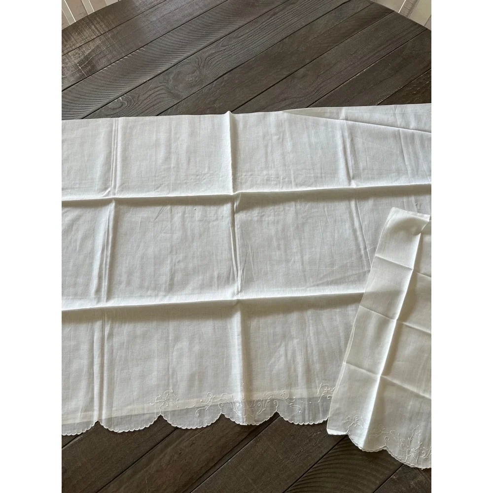Vintage White Linen Hand Embroidered Scalloped Table Runner Dresser Scarf 35x17